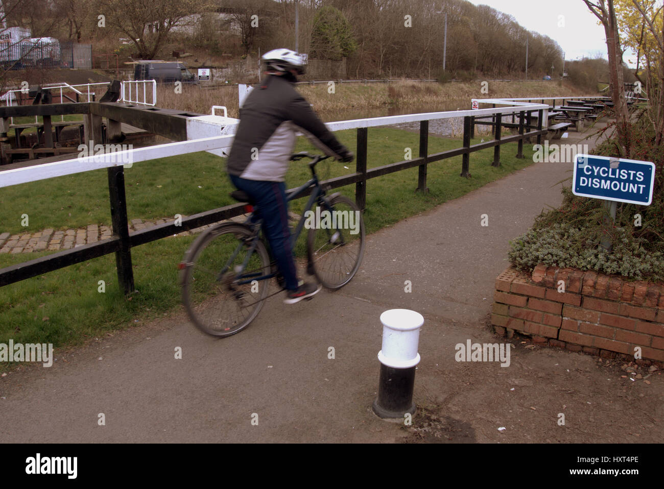 forth clyde canal cycle path cyclists dismount sign Stock Photo