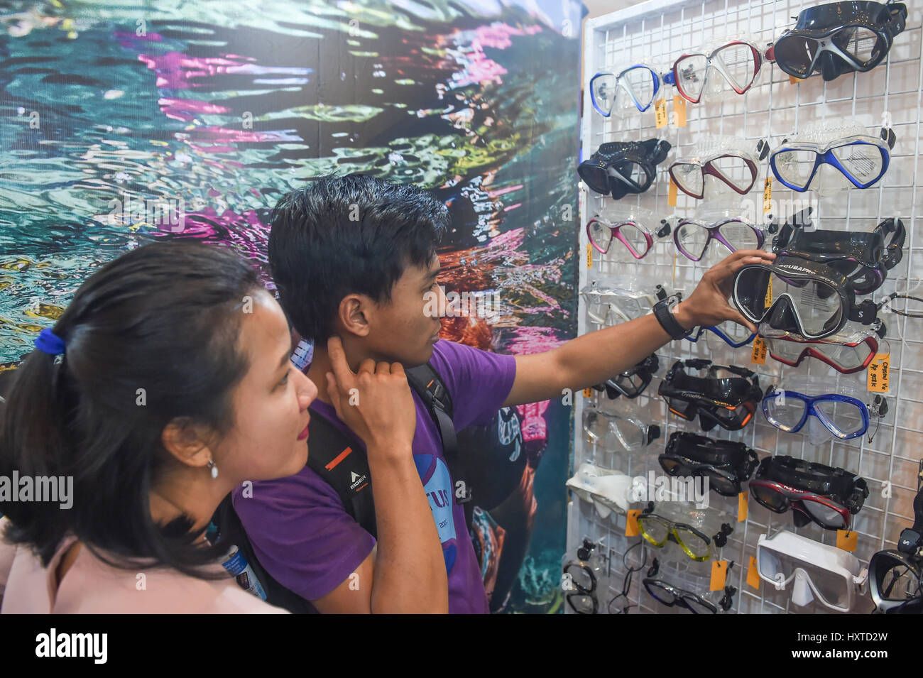Jakarta. 30th Mar, 2017. People choose dive masks during the Deep and Extreme Indonesia 2017 in Jakarta, Indonesia on March 30, 2017. The exhibition, which attracts 140 exhibitors, lasts four days. Credit: Du Yu/Xinhua/Alamy Live News Stock Photo