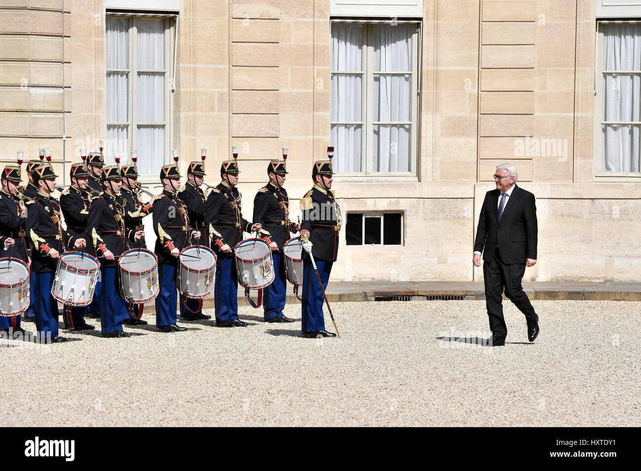 Paris. 30th Mar, 2017. German President Frank-Walter Steinmeier inspects the guard of honor at the Elysee Palace in Paris, France on March 30, 2017. Credit: Chen Yichen/Xinhua/Alamy Live News Stock Photo