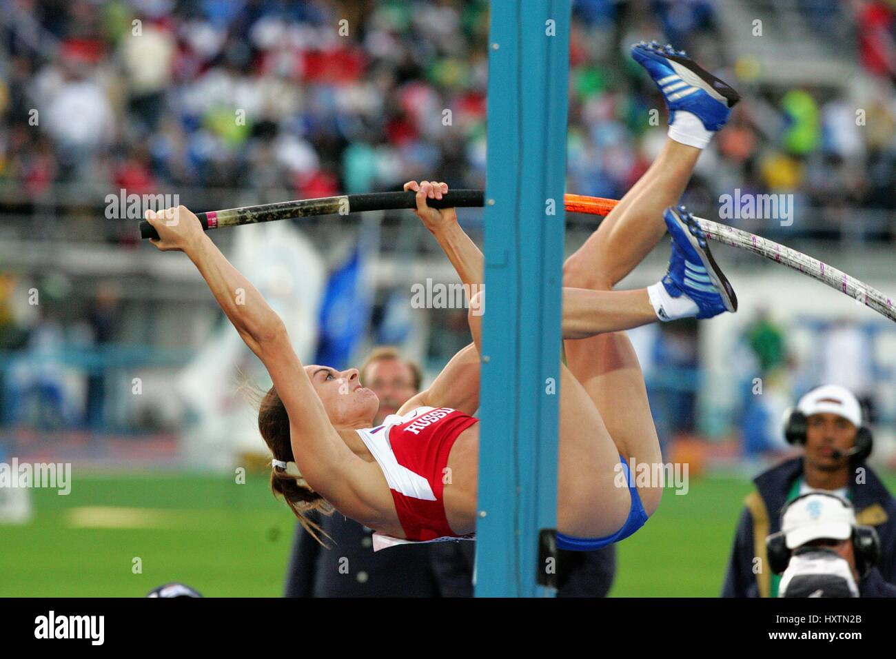 YELENA ISINBAYEVA POLE VAULT RUSSIA OLYMPIC STADIUM HELSINKI FINLAND 12 August 2005 Stock Photo