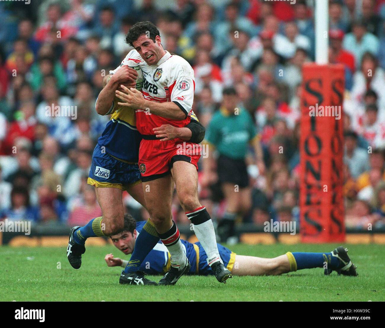 PHIL CLARKE & GARY MERCER WIGAN V LEEDS RL PREMIERSHIP 23 May 1995 Stock Photo