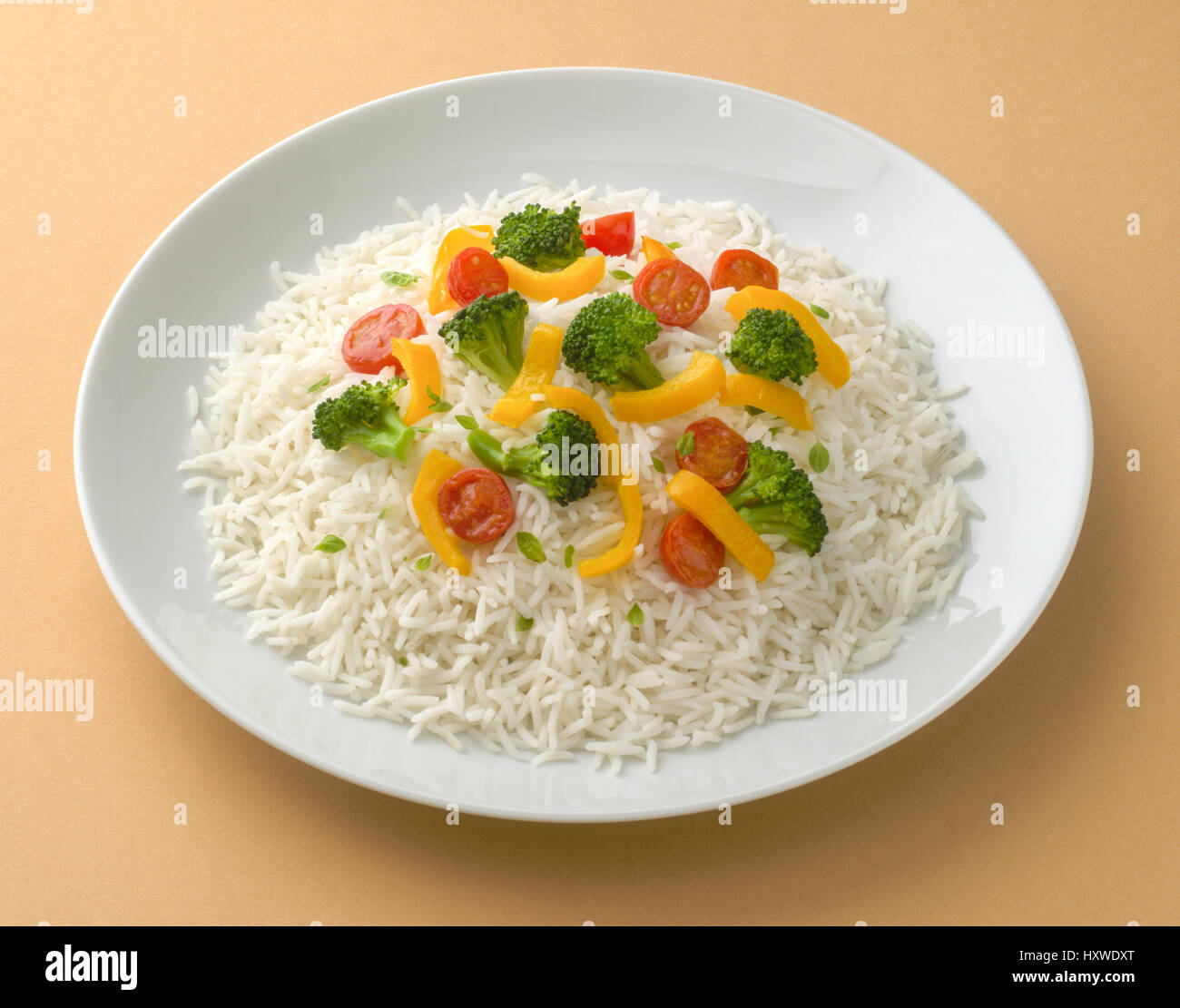bandeja ovalada blanca con arroz blanco con broquil y tomate cherry Stock Photo