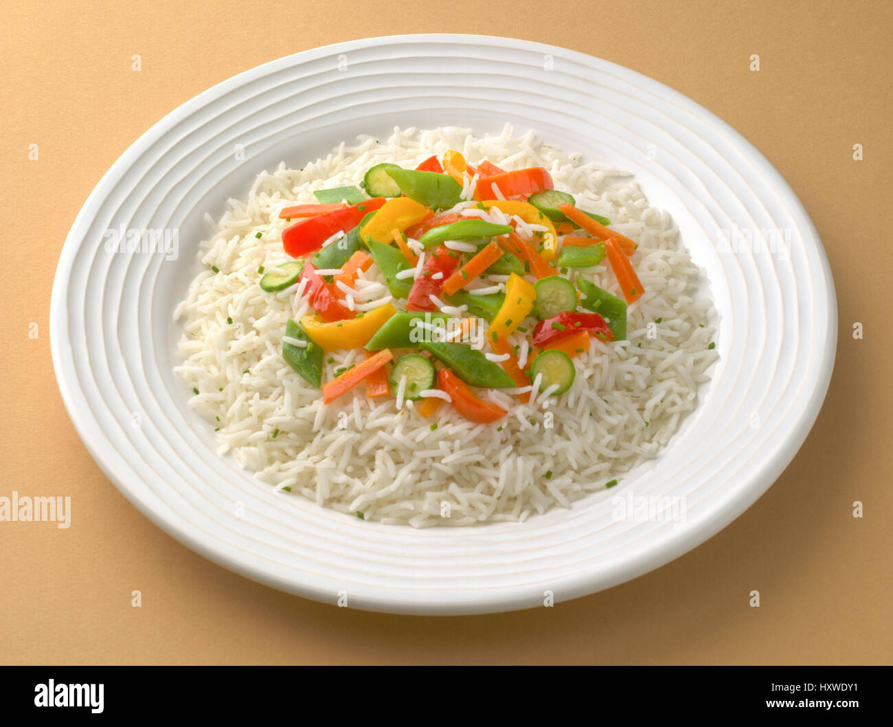 bandeja blanca con arroz blanco con judias, pimientos y zanahoria Stock Photo