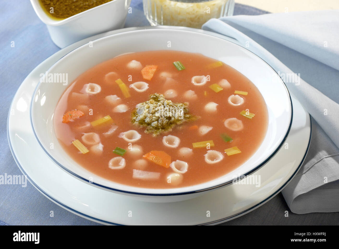 en plato redondo sopa de pasta con verduras y salsa de pesto Stock Photo