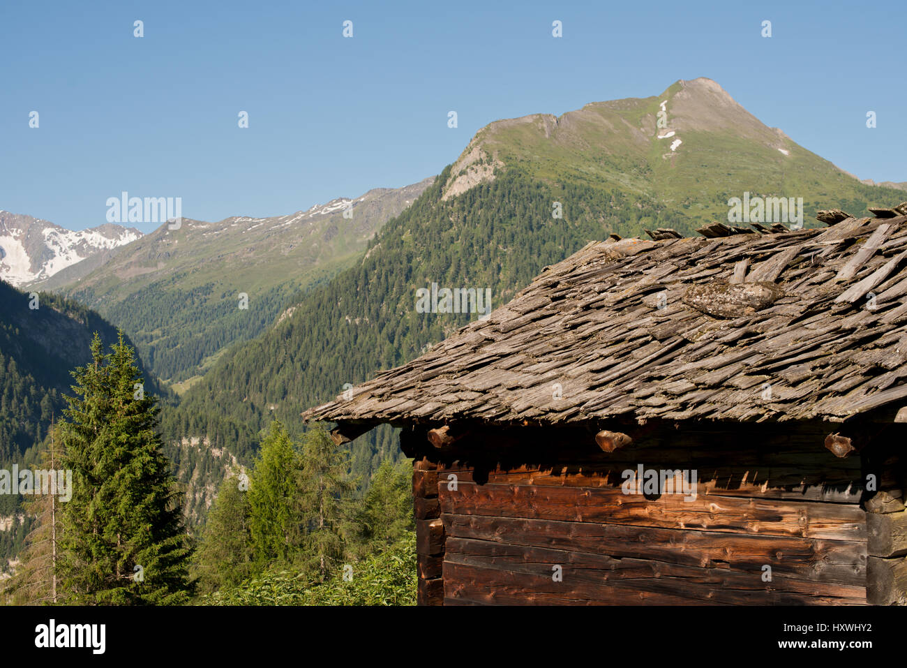 alte Hütte auf der Gipperalm mit blick in Gössnitztal in Heiligenblut, Kärnten, Österreich Stock Photo