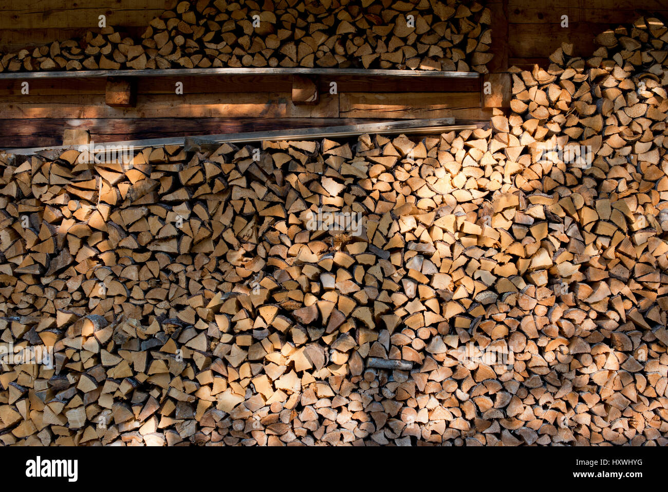Brennholz vor einer alten Hütte auf der Gipperalm in Heiligenblut, Kärnten, Österreich Stock Photo