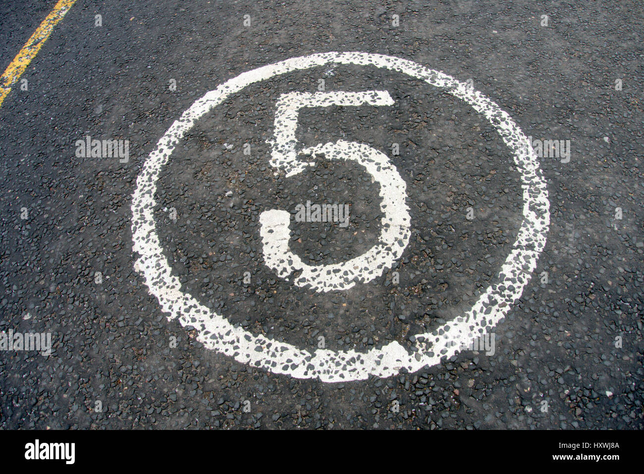number five 5 cinq encircled om road Stock Photo