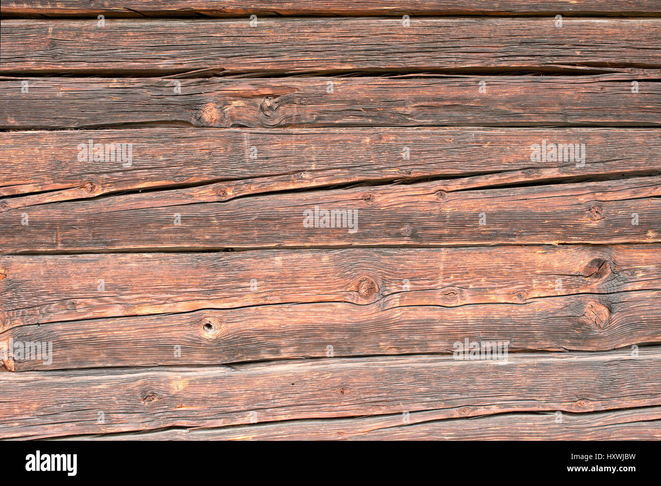 alte Holzstruktur eines alten Hauses in Heiligenblut, Kärnten, Österreich. Baumstämme übereinander geschichtet mit Sprüngen und Patina Stock Photo