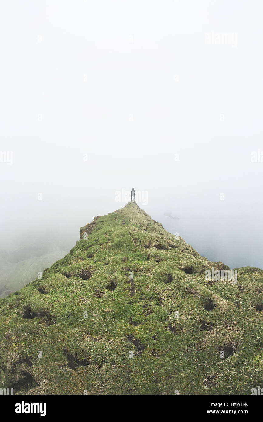 Man standing on a cliff edge hi-res stock photography and images - Alamy