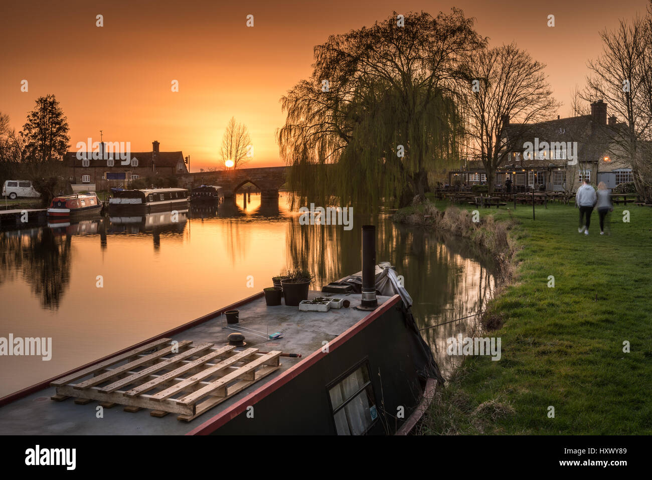 The Rose Revived Inn sits beside the River Thames at Newbridge in the Oxfordshire countryside. Stock Photo