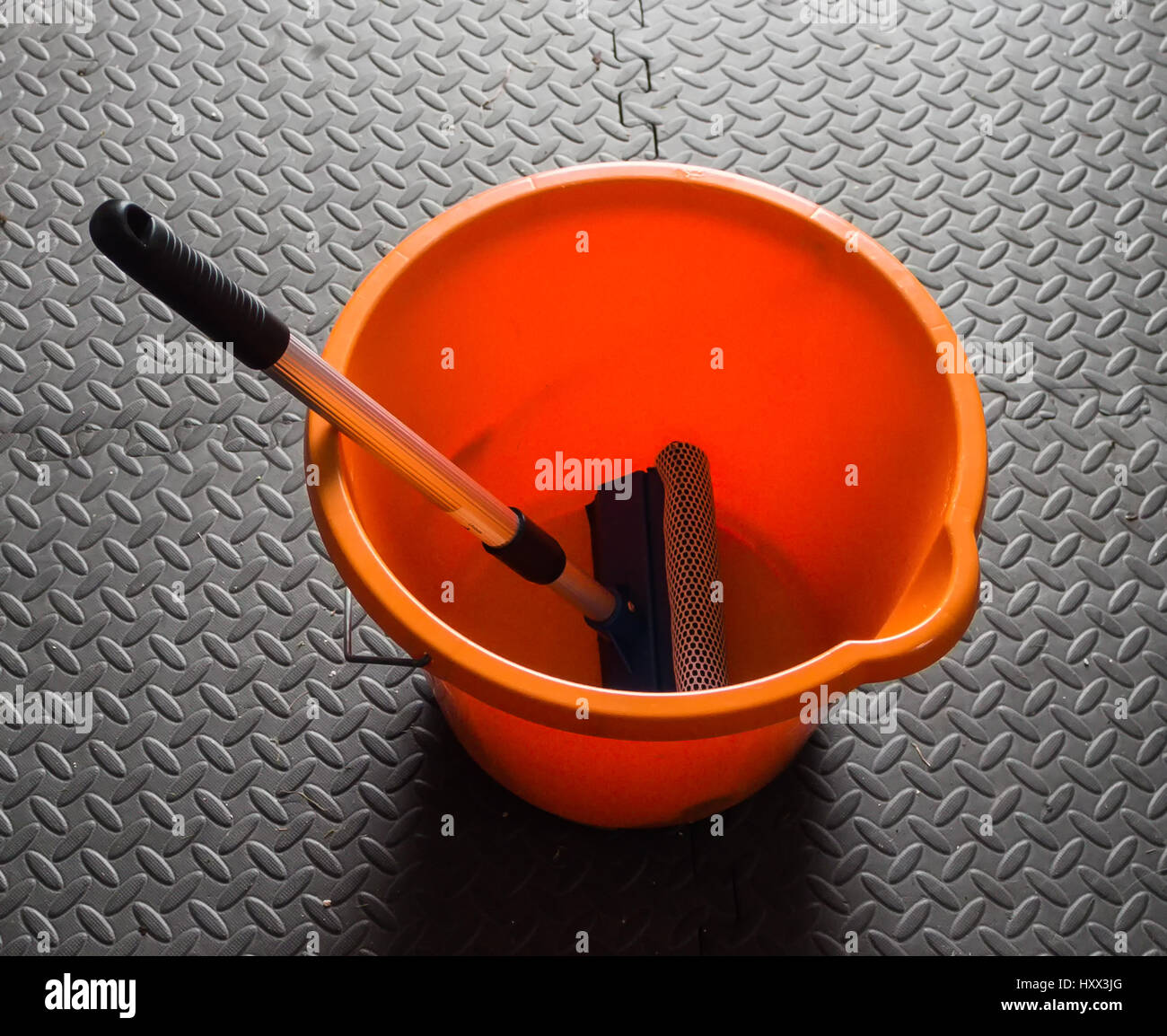 Squegee Inma Bucket Orange bucket and squeegee Stock Photo - Alamy