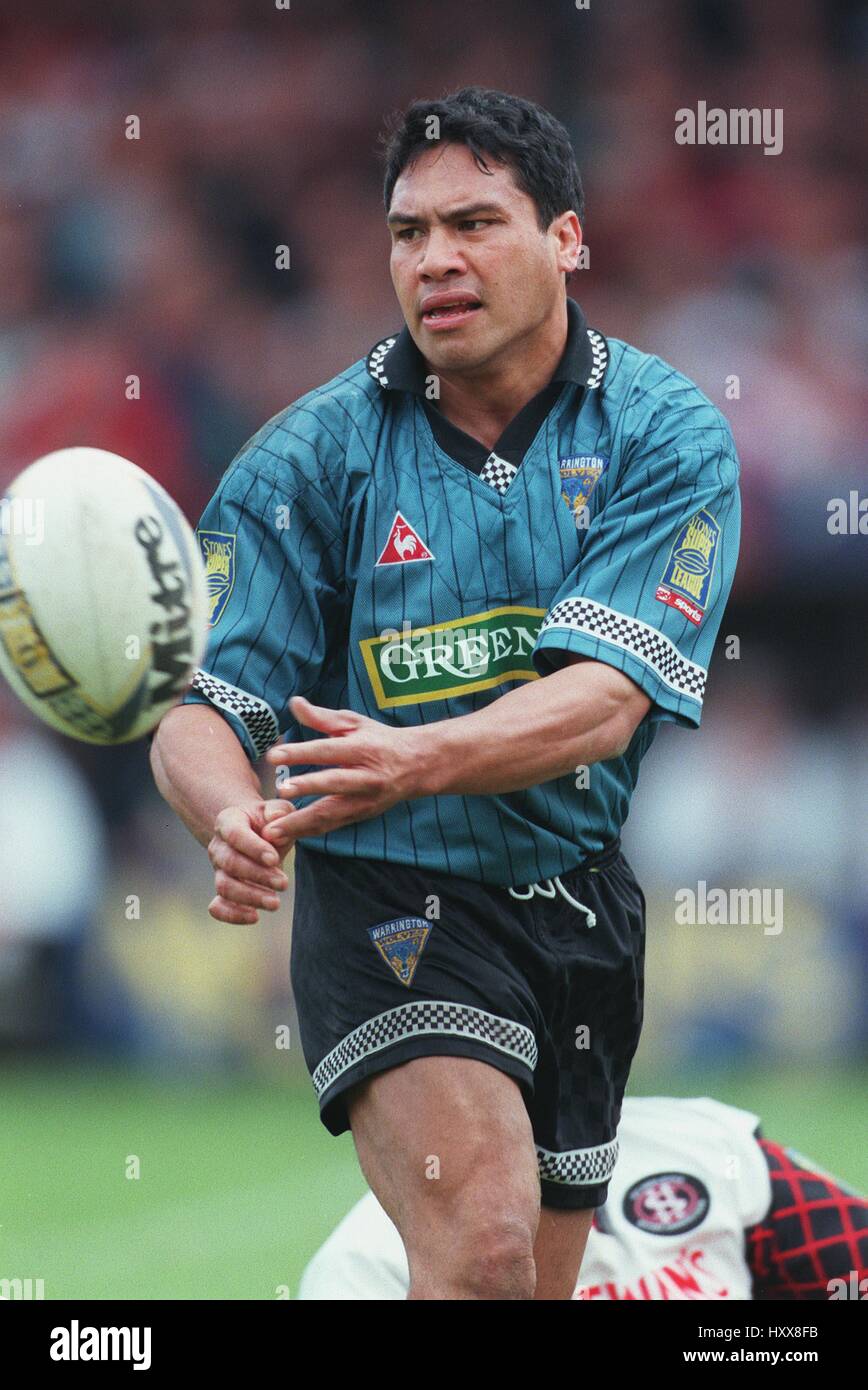 KELLY SHELFORD WARRINGTON WOLVES RLFC 25 April 1997 Stock Photo - Alamy