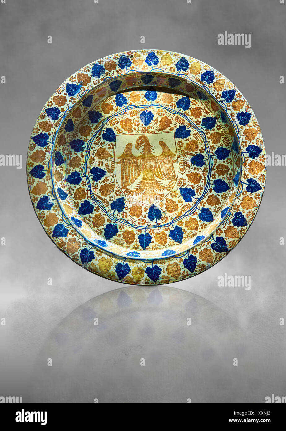 Hispano-Moresque ware dish with an eagle motif. Faience Islamic lustre ware, Manises, Al Andalus, late 14th century.  inv 1438, The Louvre Museum Stock Photo