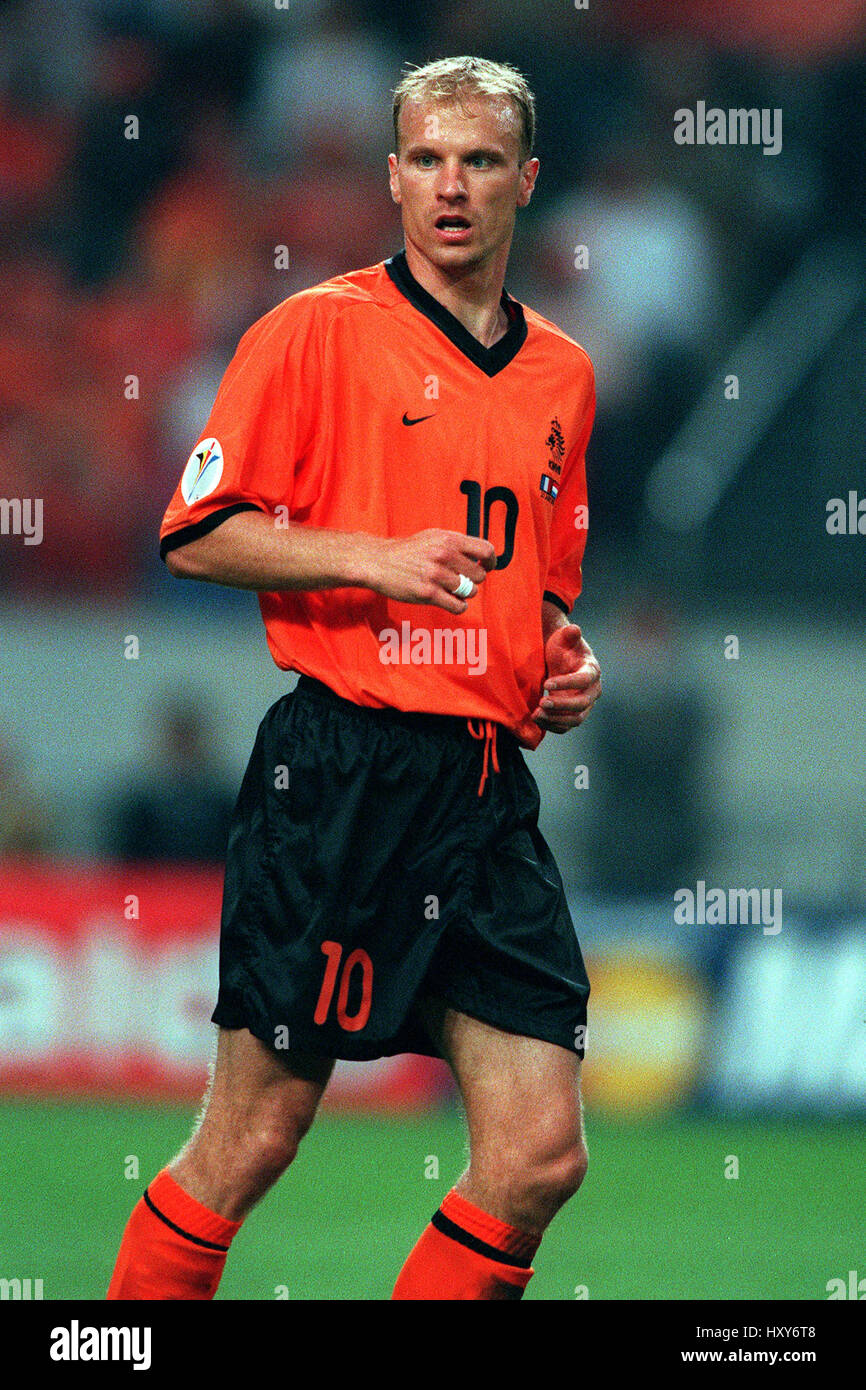 DENNIS BERGKAMP HOLLAND & ARSENAL FC 21 June 2000 Stock Photo - Alamy