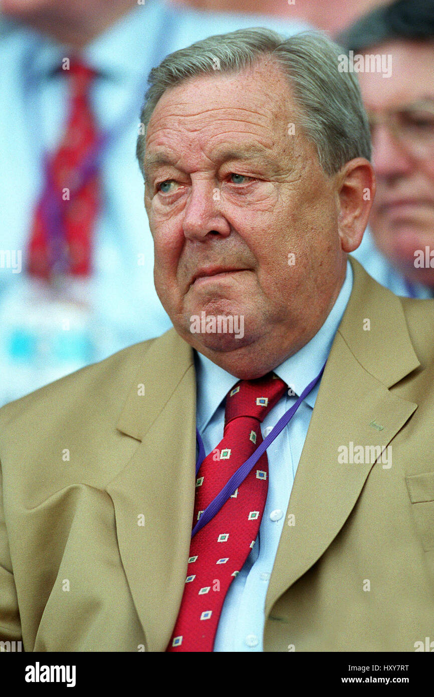 LENNART JOHANSSON PRESIDENT OF UEFA 13 June 2000 Stock Photo - Alamy