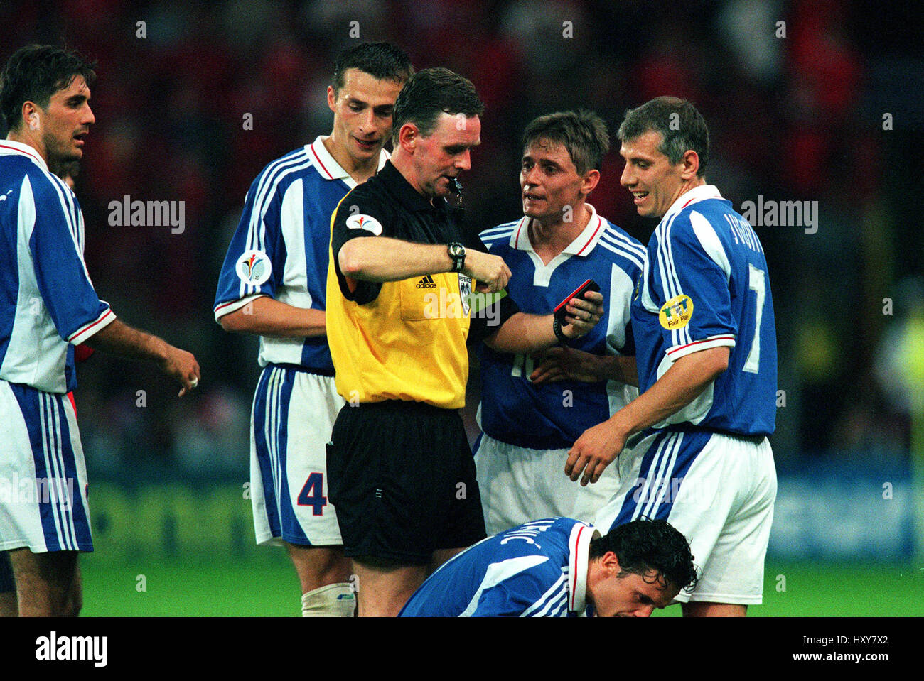 HUGH DALLAS SENDS OFF JUGOVIC NORWAY V YUGOSLAVIA 18 June 2000 Stock Photo