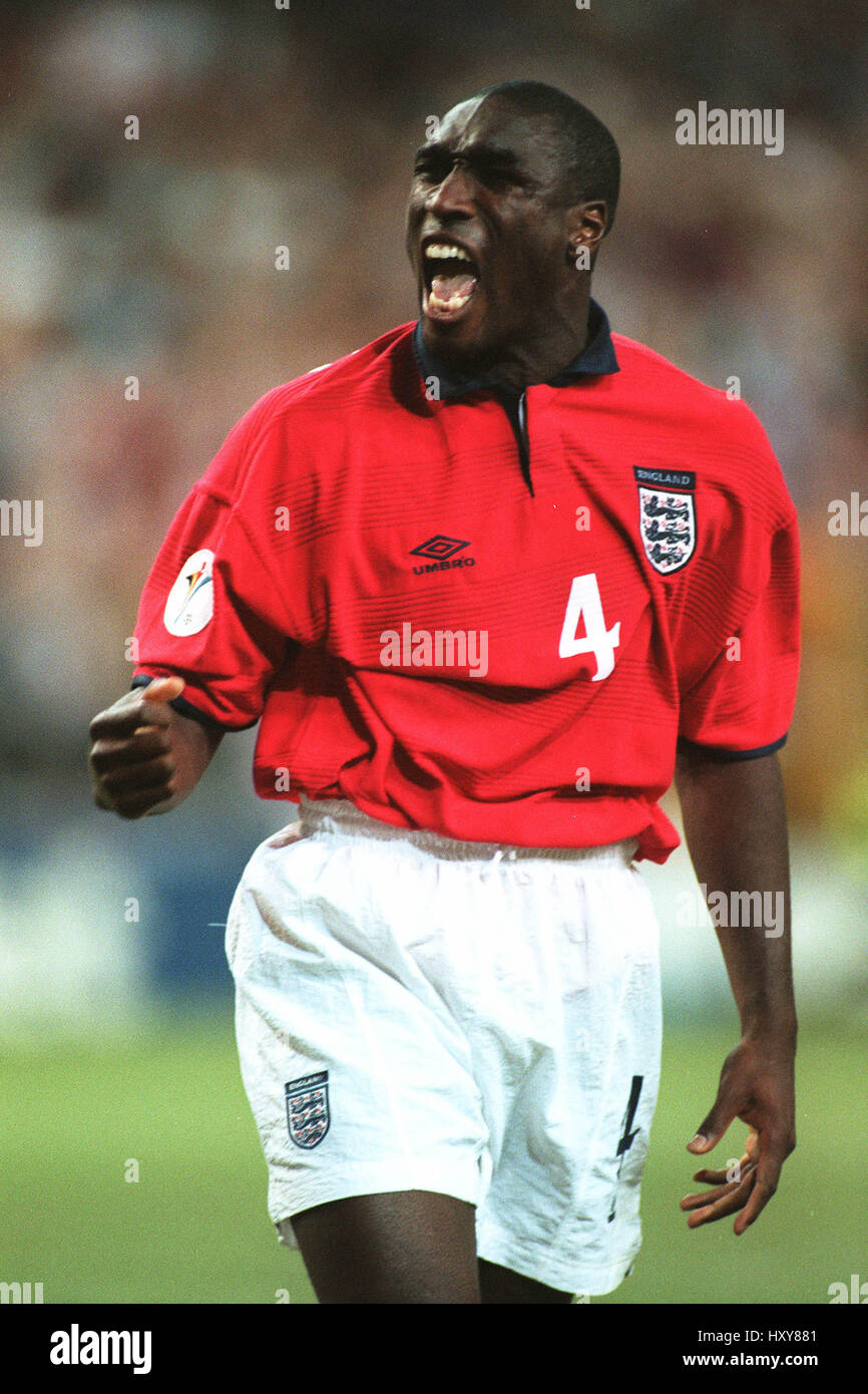 SOL CAMPBELL CELEBRATES ENGLAND V GERMANY 17 June 2000 Stock Photo