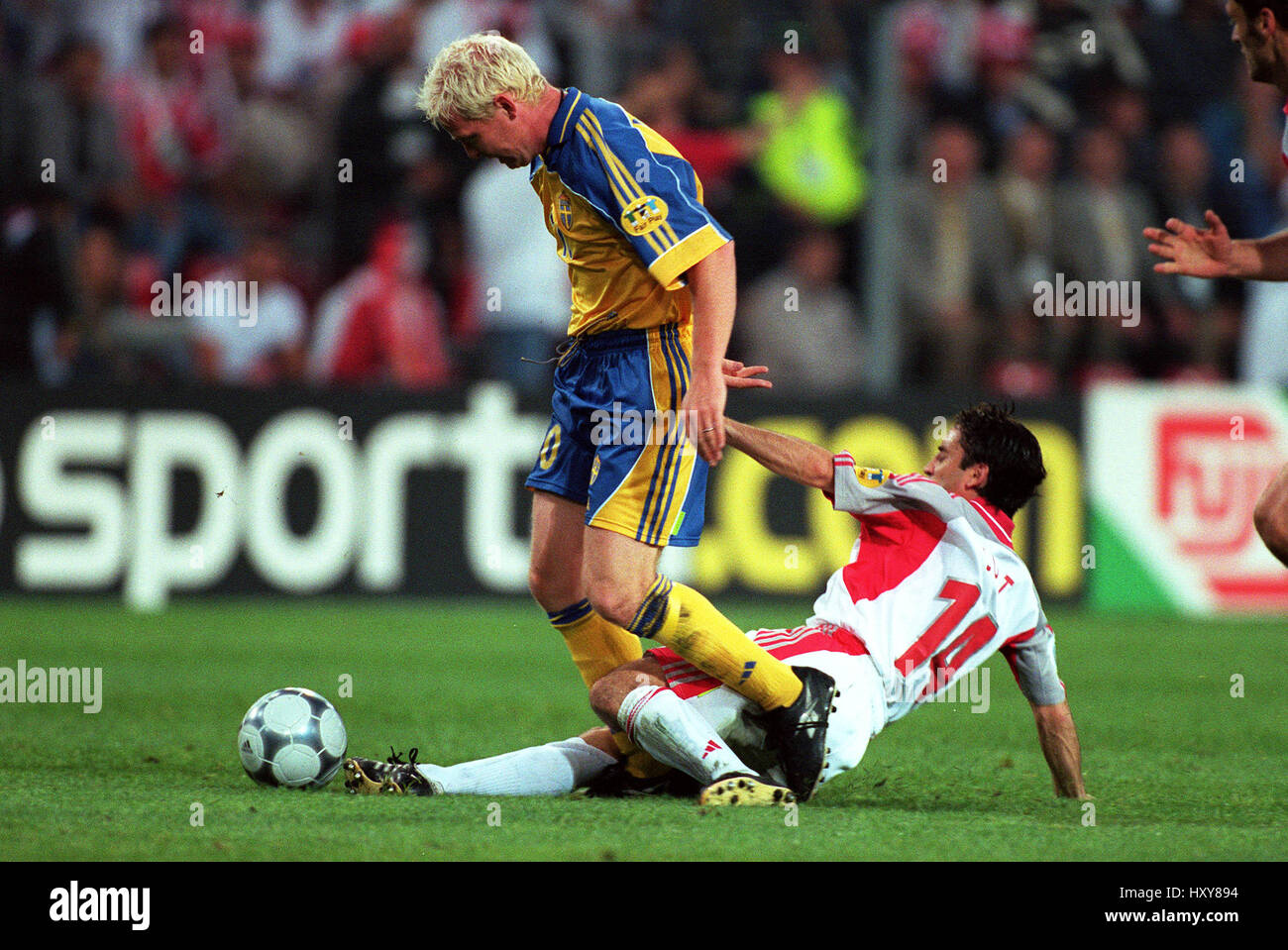 JORGEN PETTERSSON & KAYA SUAT SWEDEN V TURKEY EINDHOVEN EURO 2000 15 June 2000 Stock Photo