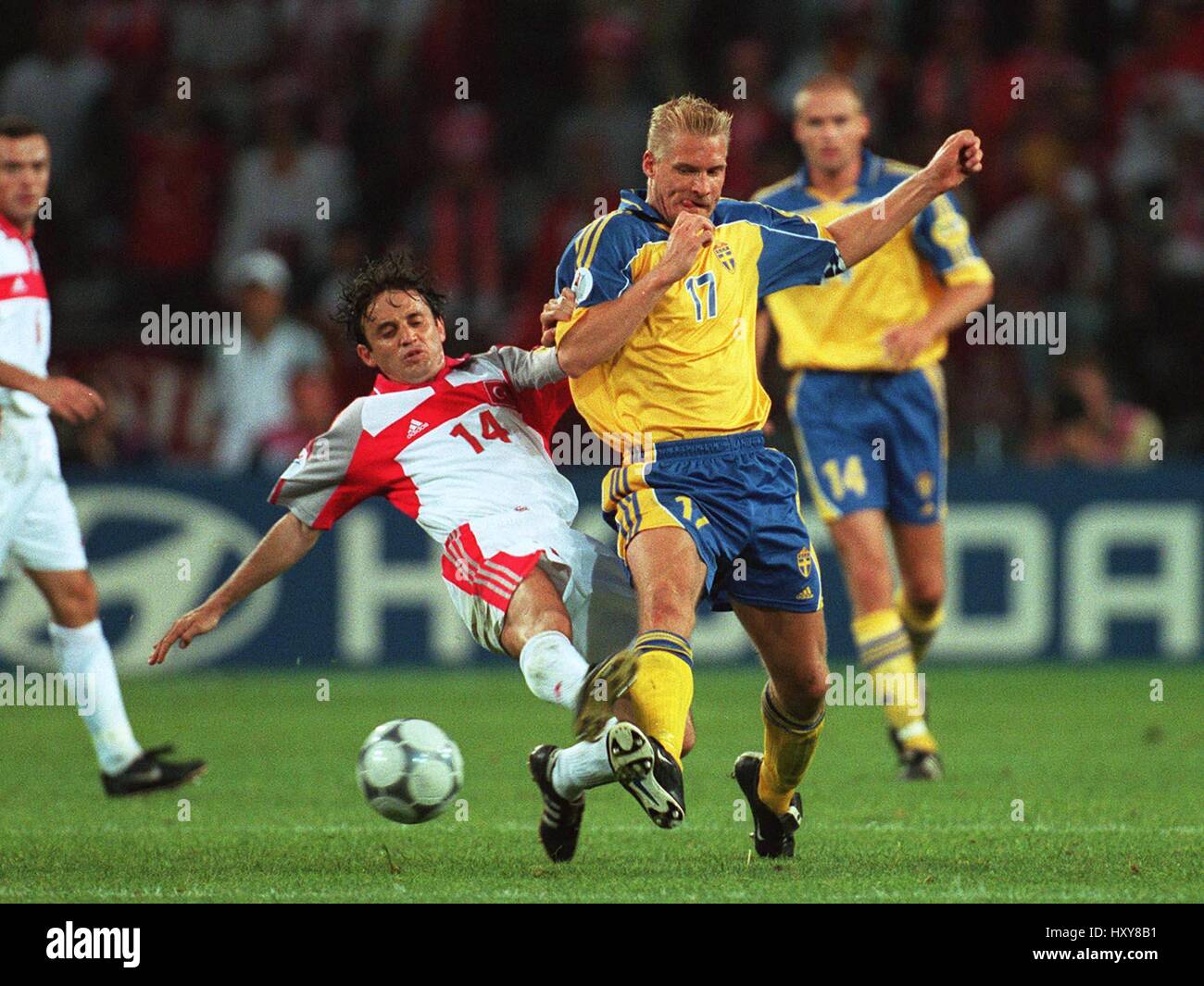 JOHAN MJALLBY & KAYA SUAT SWEDEN V TURKEY EINDHOVEN EURO 2000 15 June 2000 Stock Photo