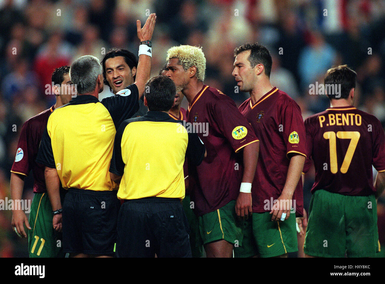 PLAYERS SURROUND REFEREE FRANCE V PORTUGAL BRUSSELS EURO 2000 28 June 2000 Stock Photo