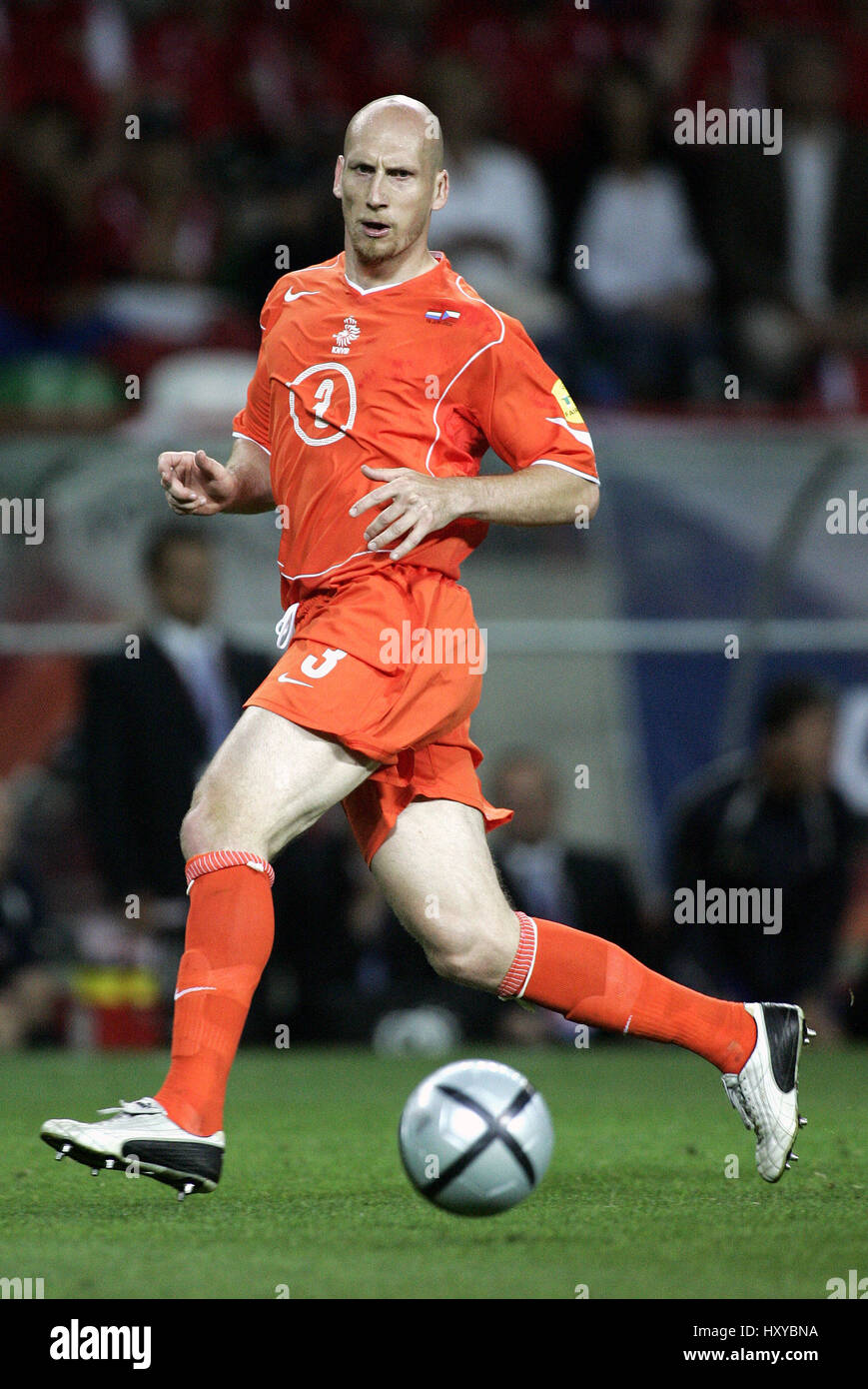 JAAP STAM HOLLAND & LAZIO MUNICIPAL STADIUM AVEIRO PORTUGAL 19 June 2004 Stock Photo