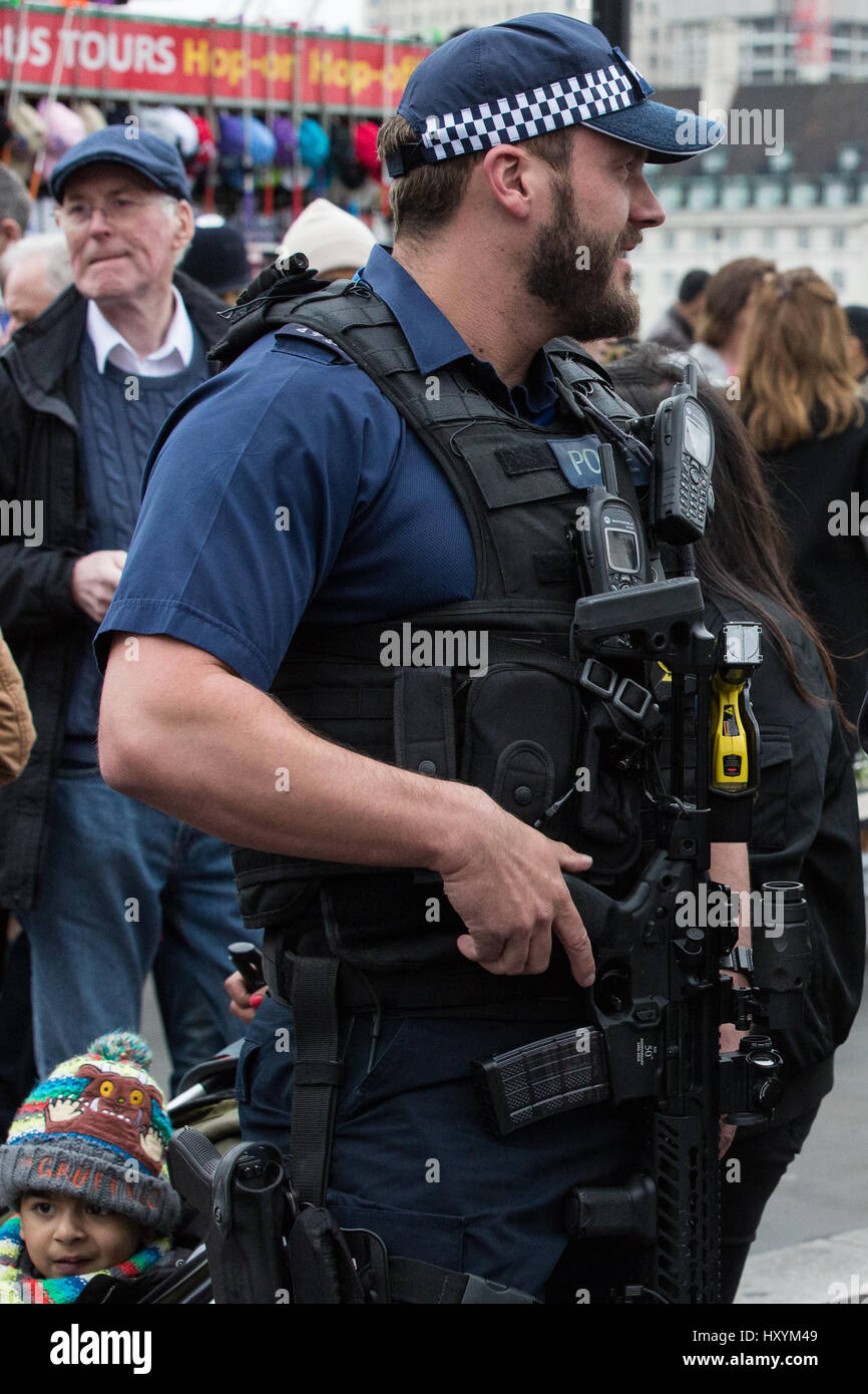 London, UK. 29th March, 2017. An armed police officer on Westminster Bridge during a tribute to the victims of the Westminster attack. Stock Photo