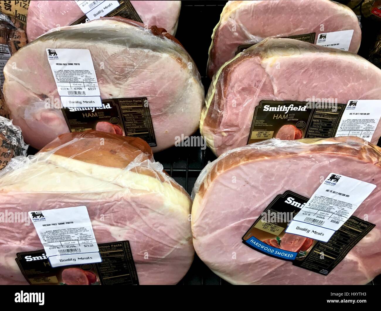 Packaged holiday hams at grocery store Stock Photo Alamy