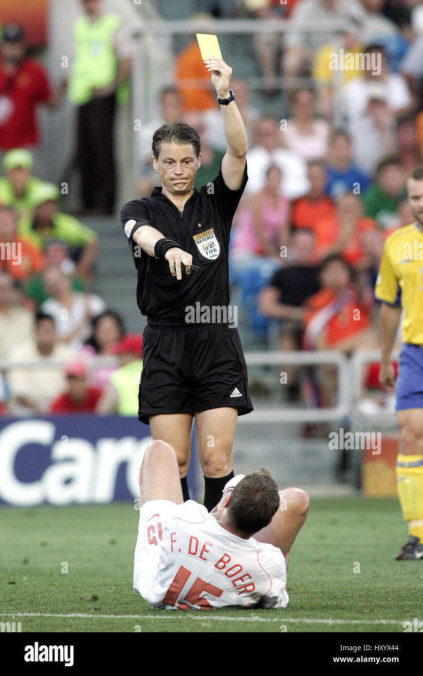 MICHEL LUBOS & FRANK DE BOER SWEDEN V HOLLAND FARO-LOULE STADIUM FARO PORTUGAL 26 June 2004 Stock Photo