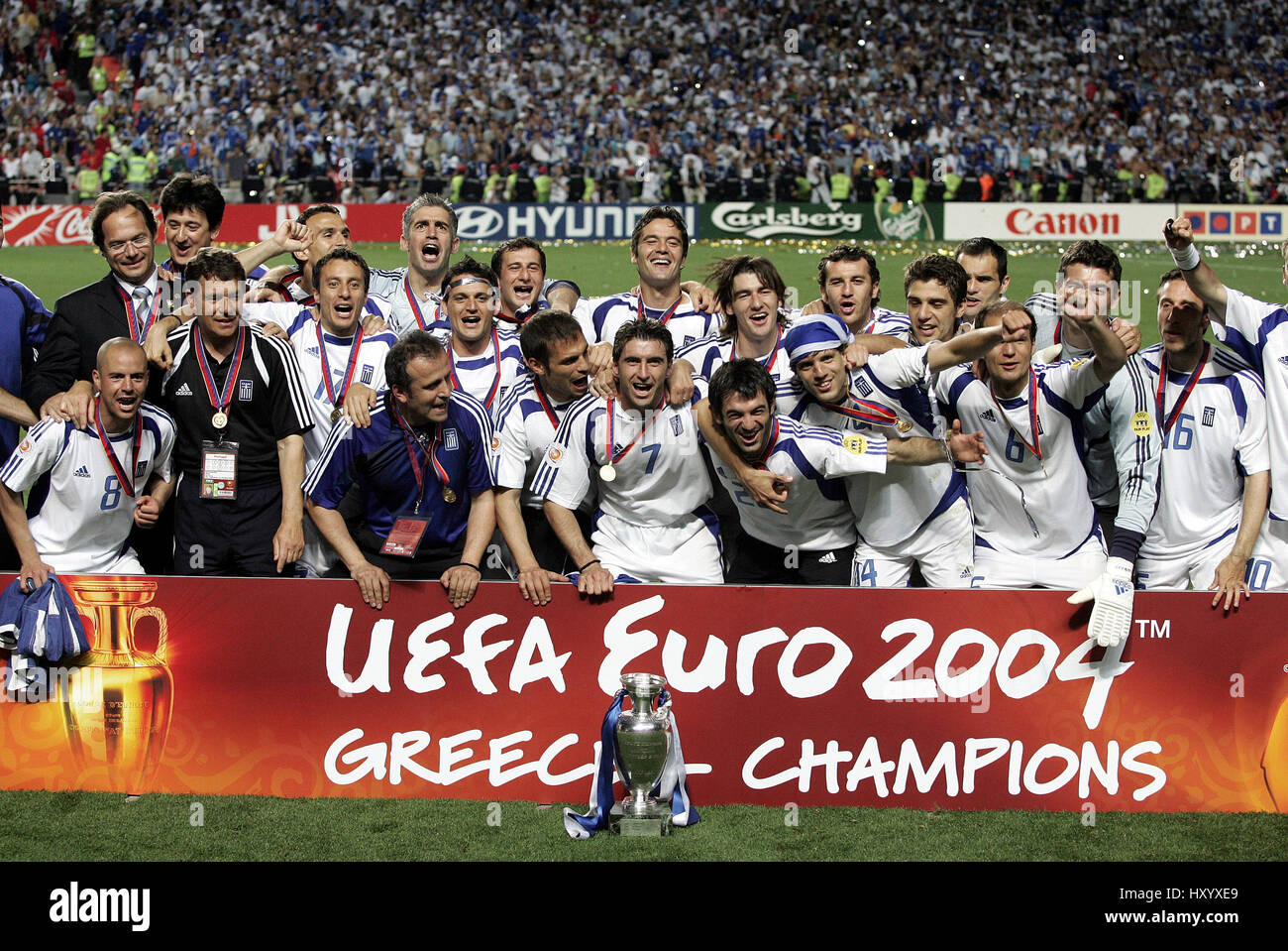 GREEK PLAYERS WITH EURO TROPHY PORTUGAL V GREECE EURO 2004 STADIUM OF LIGHT LISBON PORTUGAL 04 July 2004 Stock Photo