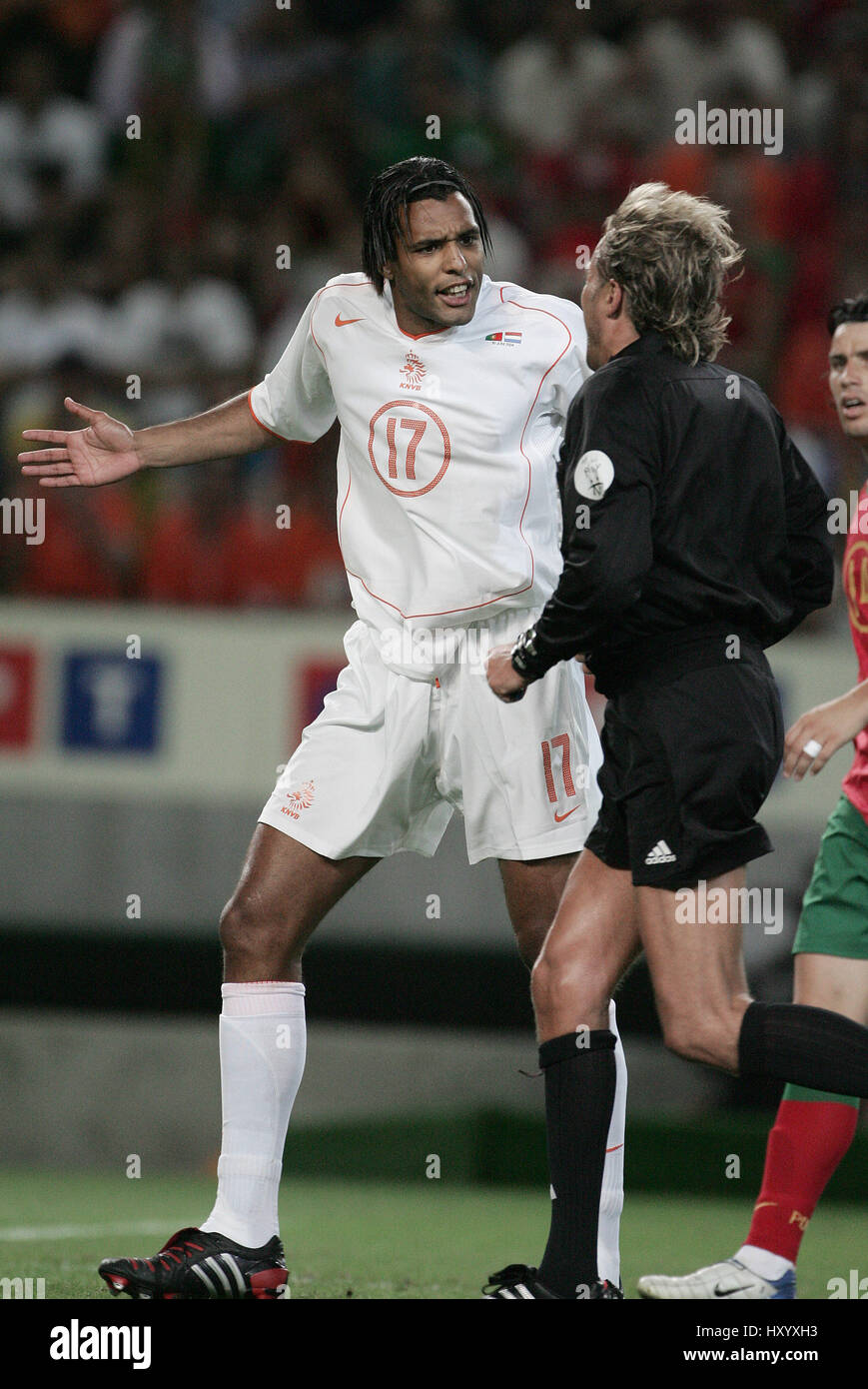 PIERRE VAN HOOIJDONK COMPLAINS PORTUGAL V HOLLAND SEMI-FINAL JOSE AVALADE STAIUM LISBON PORTUGAL 30 June 2004 Stock Photo