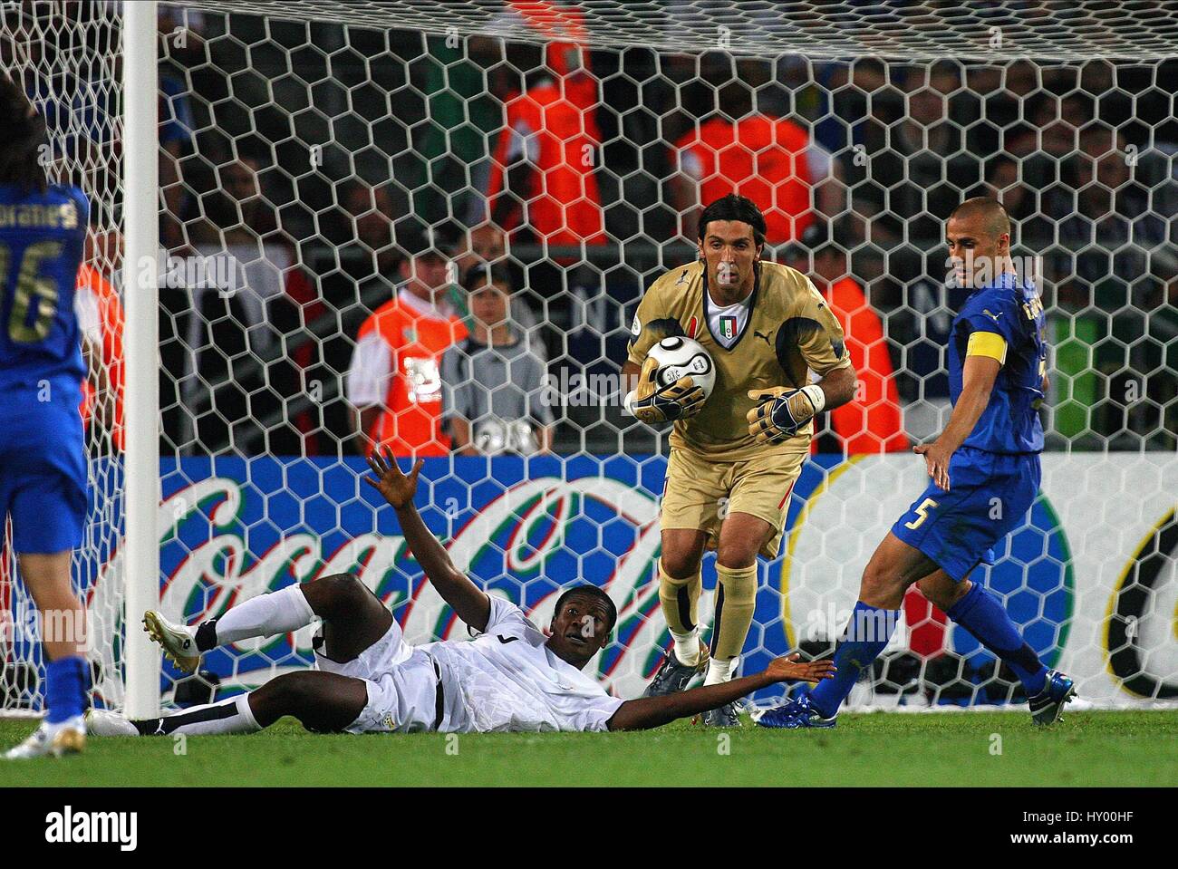 ASAMOAH GYAN APPEALS ITALY V GHANA HANNOVER  Germany 12 June 2006 Stock Photo