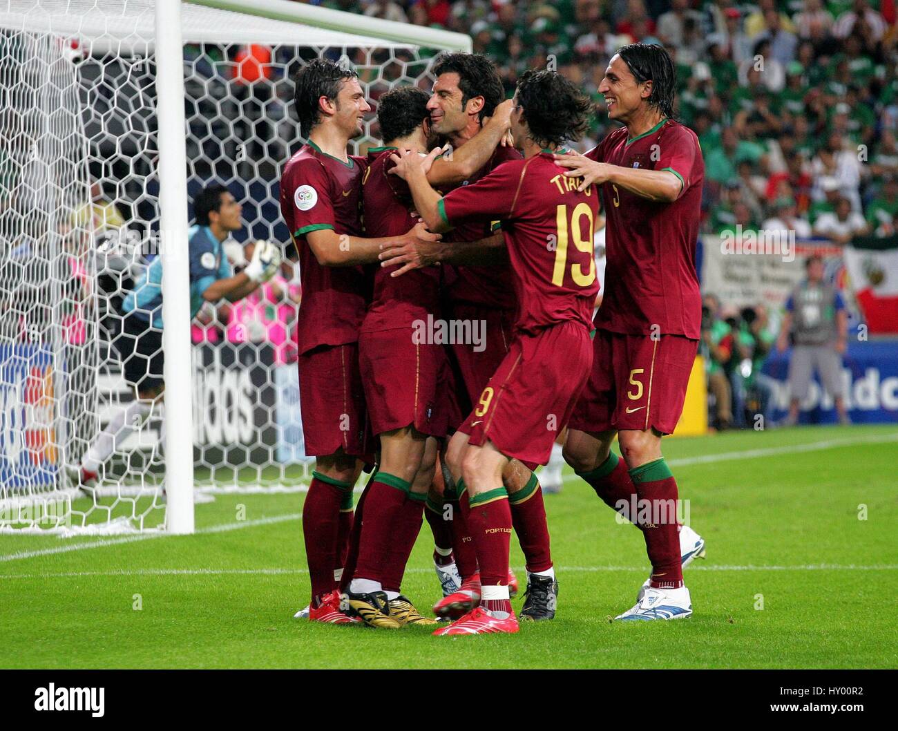 SABROSA SIMAO AND TEAM MATES PORTUGAL V MEXICO GELSENKIRCHEN GERMANY 21 June 2006 Stock Photo