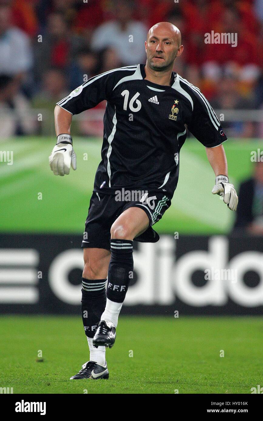 FABIEN BARTHEZ FRANCE & OLYMPIQUE MARSEILLE HANNOVER GERMANY 27 June 2006 Stock Photo
