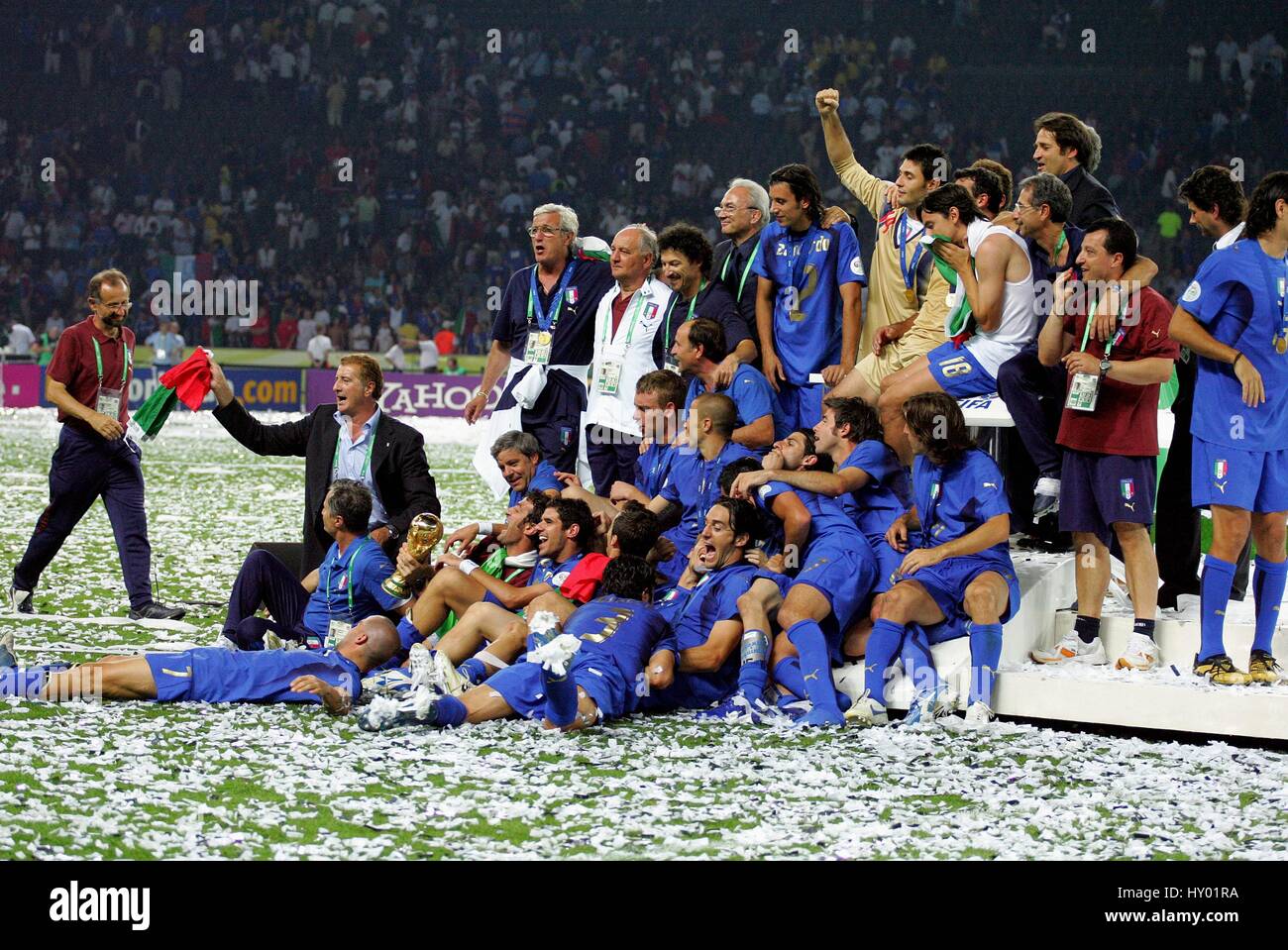 ITALIAN TEAM WITH WORLD CUP ITALY V FRANCE OLYMPIC STADIUM BERLIN GERMANY 09 July 2006 Stock Photo