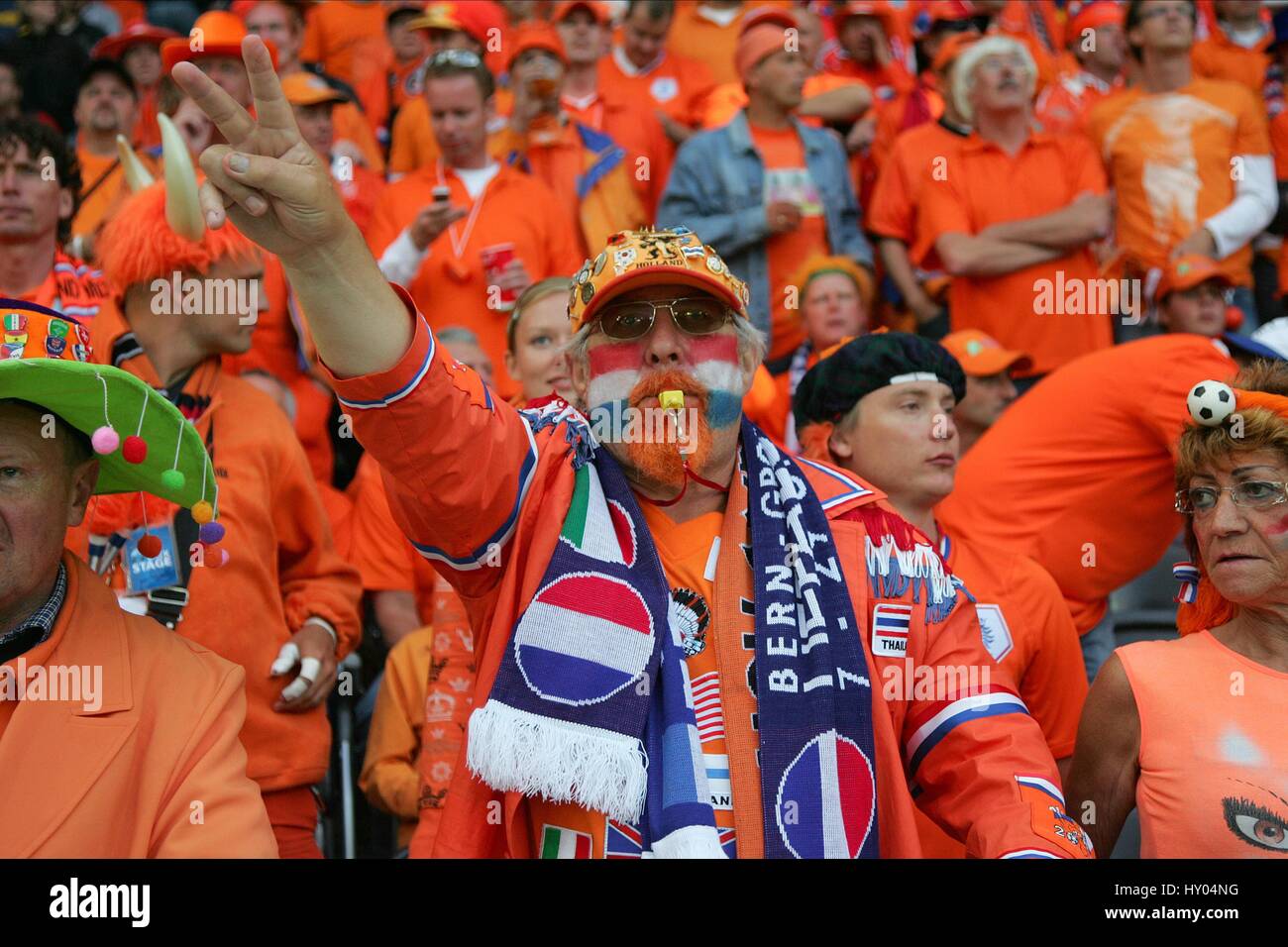 DUTCH FAN & VICTORY SALUTE HOLLAND V FRANCE STADE DE SUISSE BERNE SWITZERLAND 13 June 2008 Stock Photo