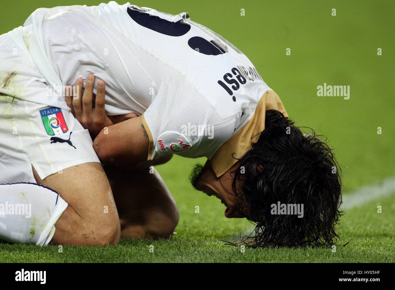 Juventus midfielder Mauro Camoranesi vies with AS Roma's captain