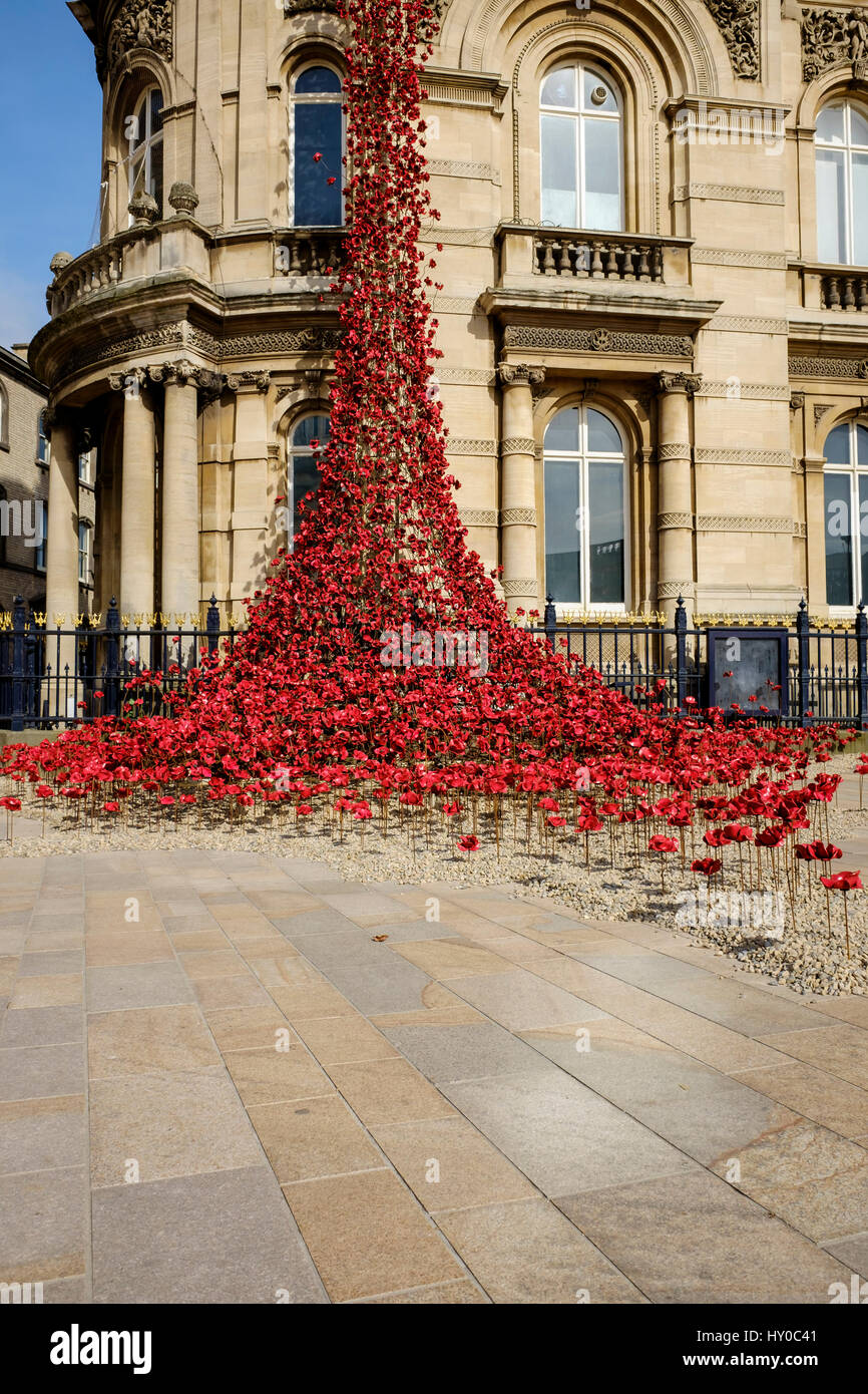 Poppies Weeping Window by artist Paul Cummings & designer Tom Piper to commemorate the First World War Stock Photo