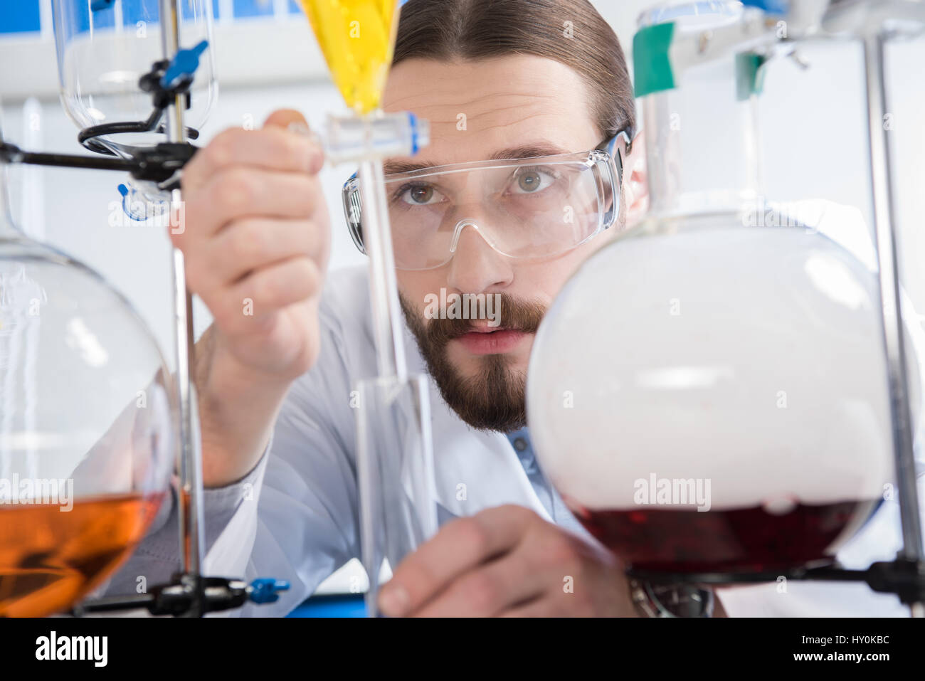 Ученый. 5 ученых и их эксперименты. 5 ученых и их эксперименты. Эксперимент с капающим пеком. Ученые проводят опыты.