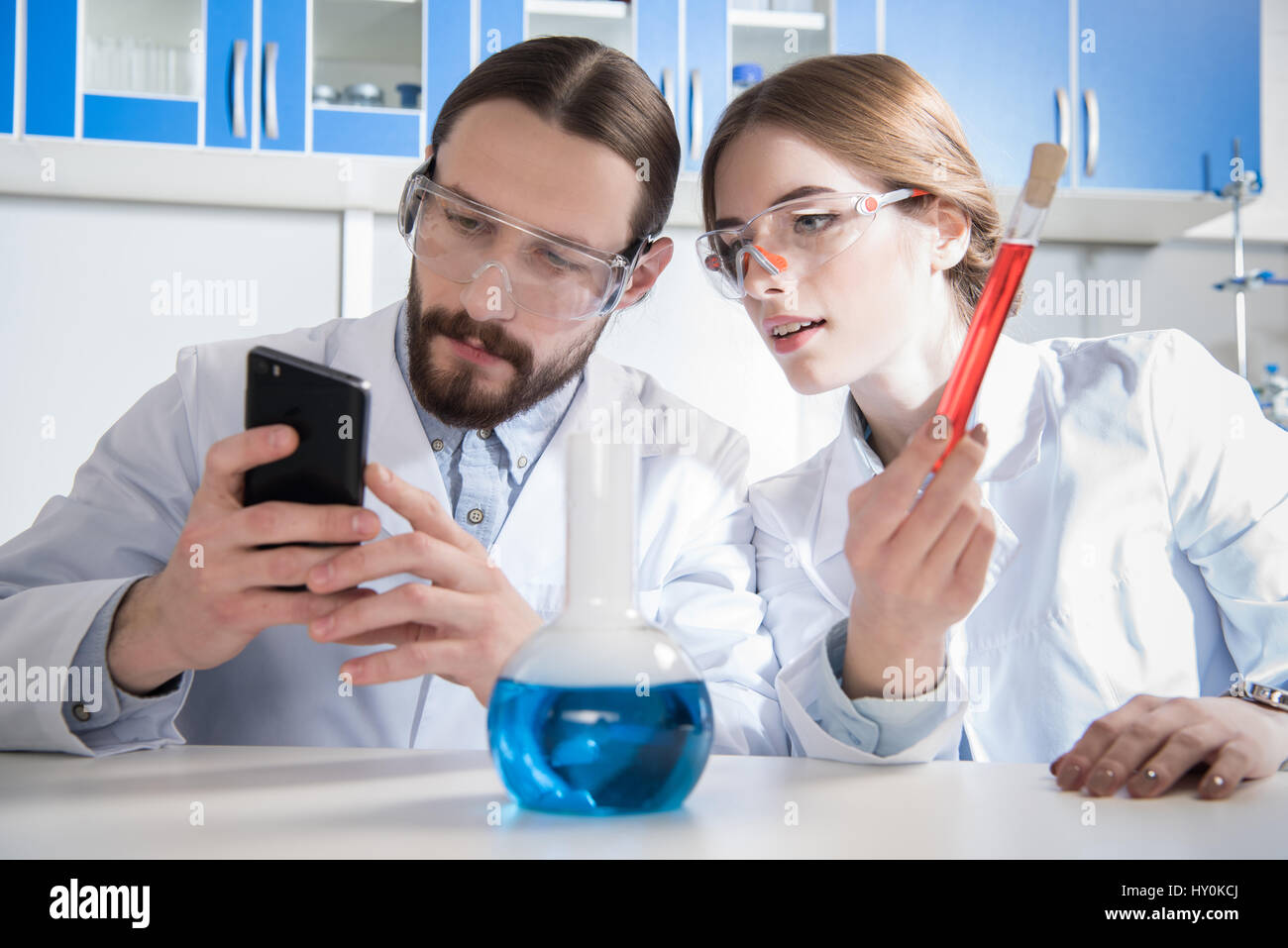 врач ученый. ученые спорят. разговор двух ученых. фото двух ученых. беседа ученых.