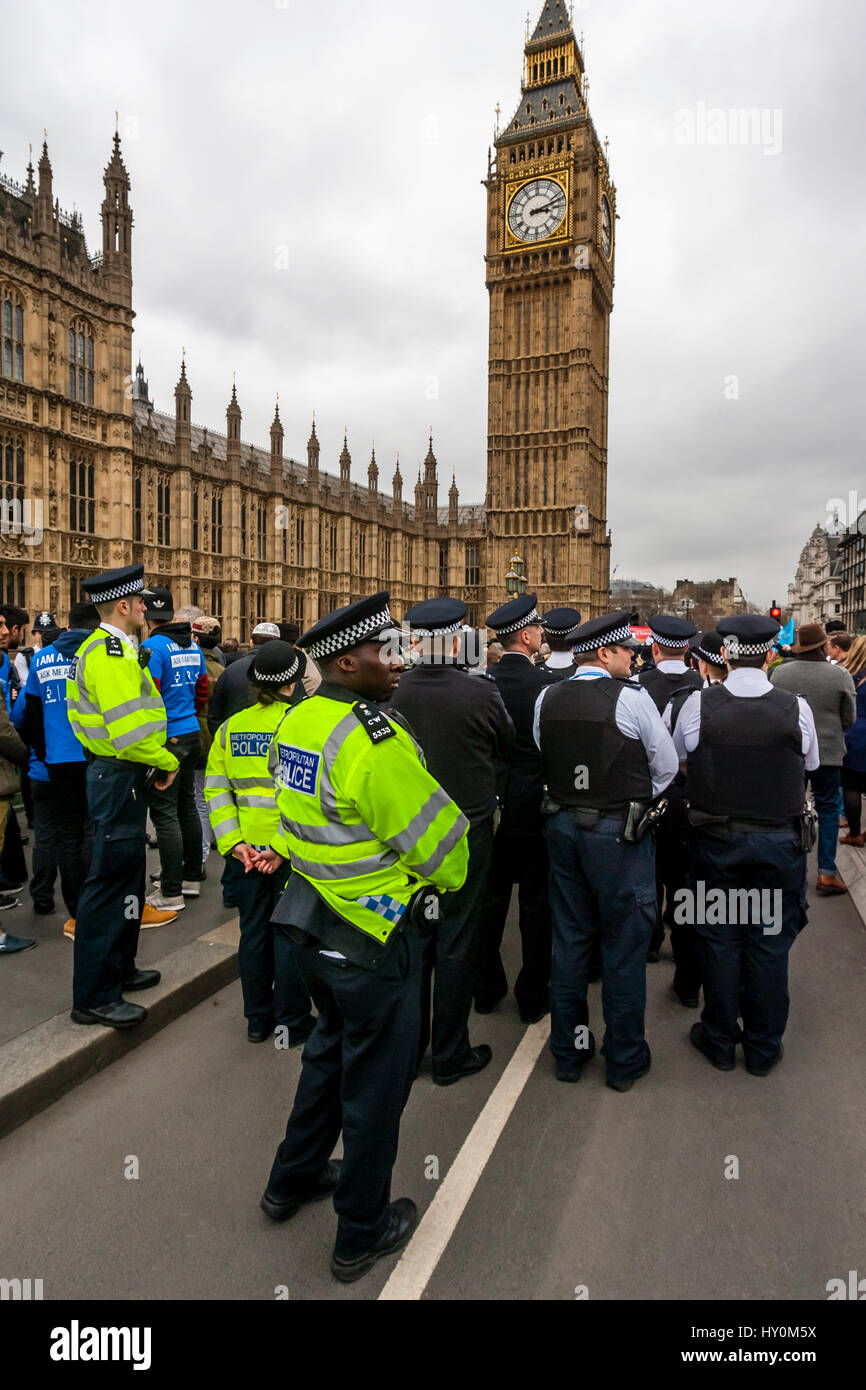 A Week After The London Terror Attack The Metropolitan Police Force Pay Their Respects To The Victims, Westminster Bridge, London, England Stock Photo
