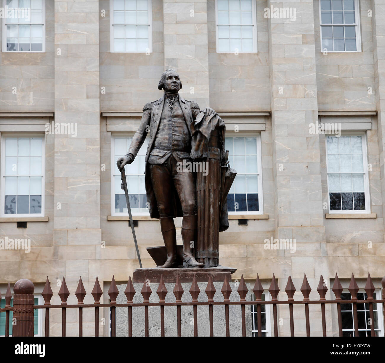 Statue Washington in front of North Carolina State Capitol
