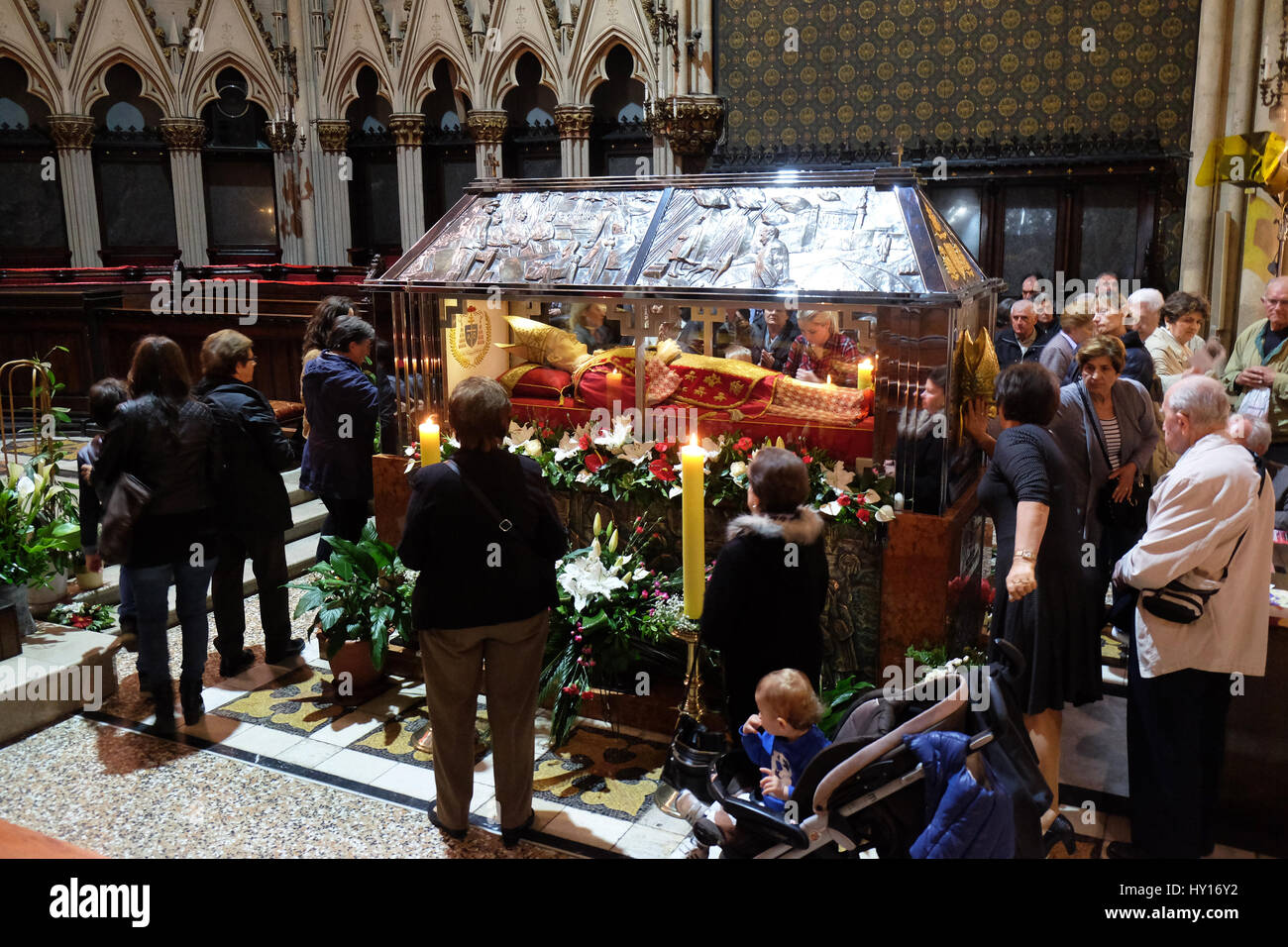 Worshippers gather to look at the relics of blessed Aloysius Stepinac in Zagreb cathedral, Zagreb, Croatia Stock Photo