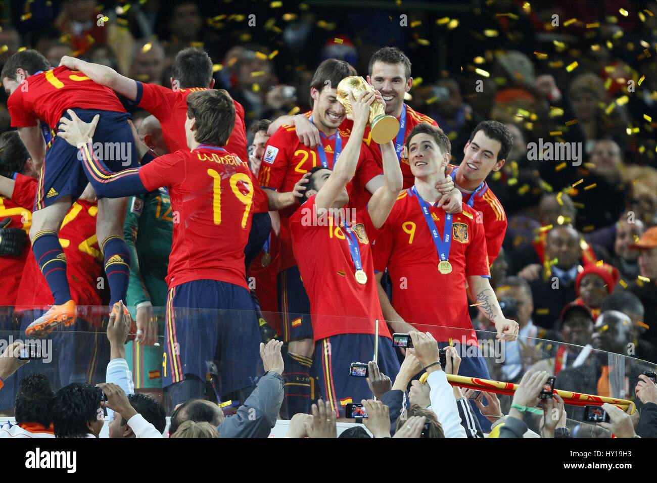 SPAIN CELEBRATE WITH WORLD CUP NETHERLANDS V SPAIN NETHERLANDS V SPAIN SOCCER CITY JOHANNESBURG SOUTH AFRICA 11 July 2010 Stock Photo