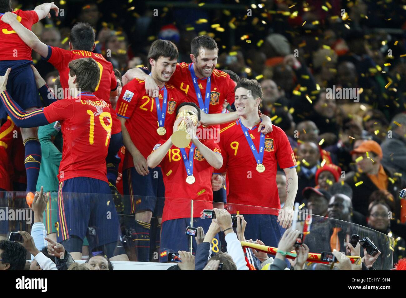 SPAIN CELEBRATE WITH WORLD CUP NETHERLANDS V SPAIN NETHERLANDS V SPAIN SOCCER CITY JOHANNESBURG SOUTH AFRICA 11 July 2010 Stock Photo