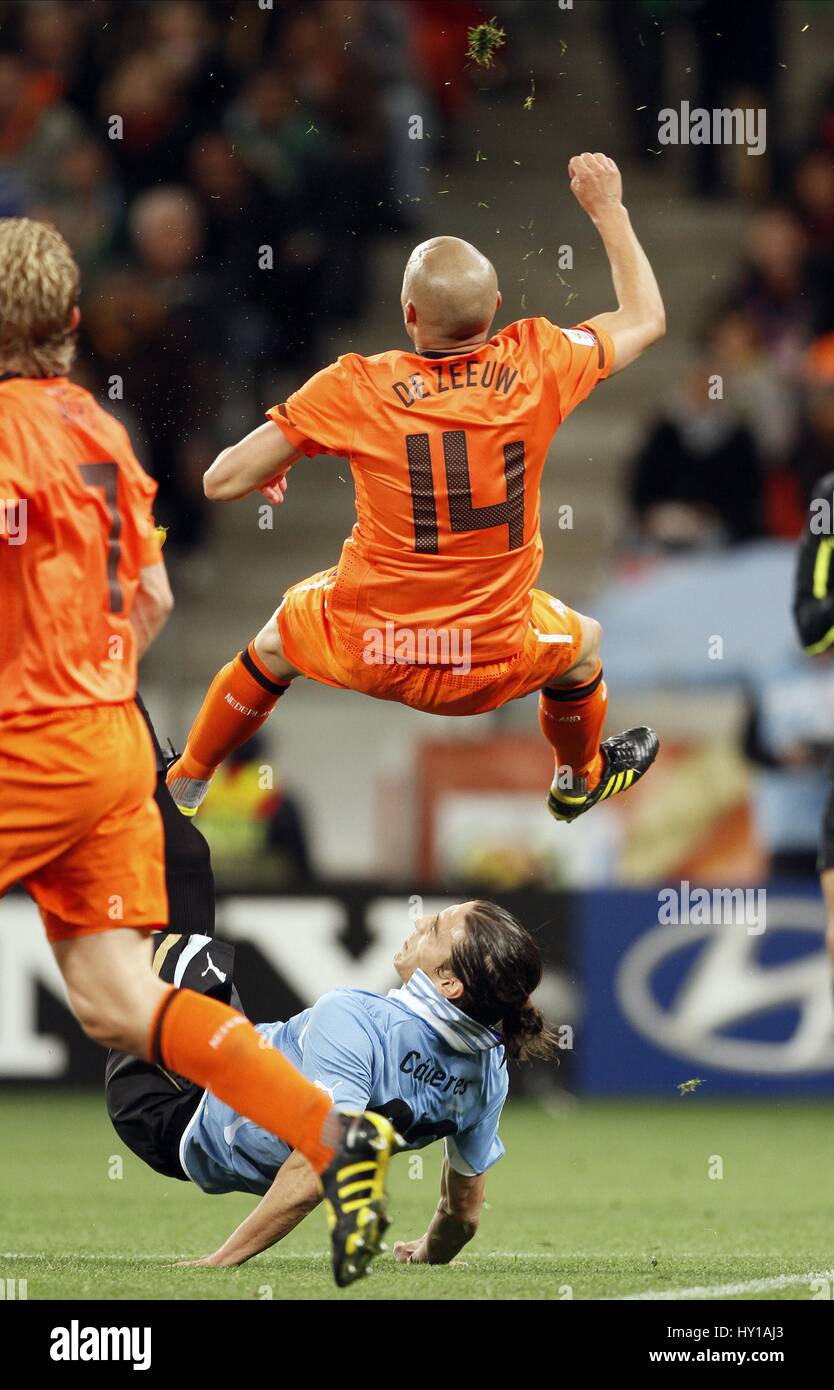 MARTIN CACERES & DEMY DE ZEEUW URUGUAY V HOLLAND GREEN POINT STADIUM CAPE TOWN SOUTH AFRICA 06 July 2010 Stock Photo