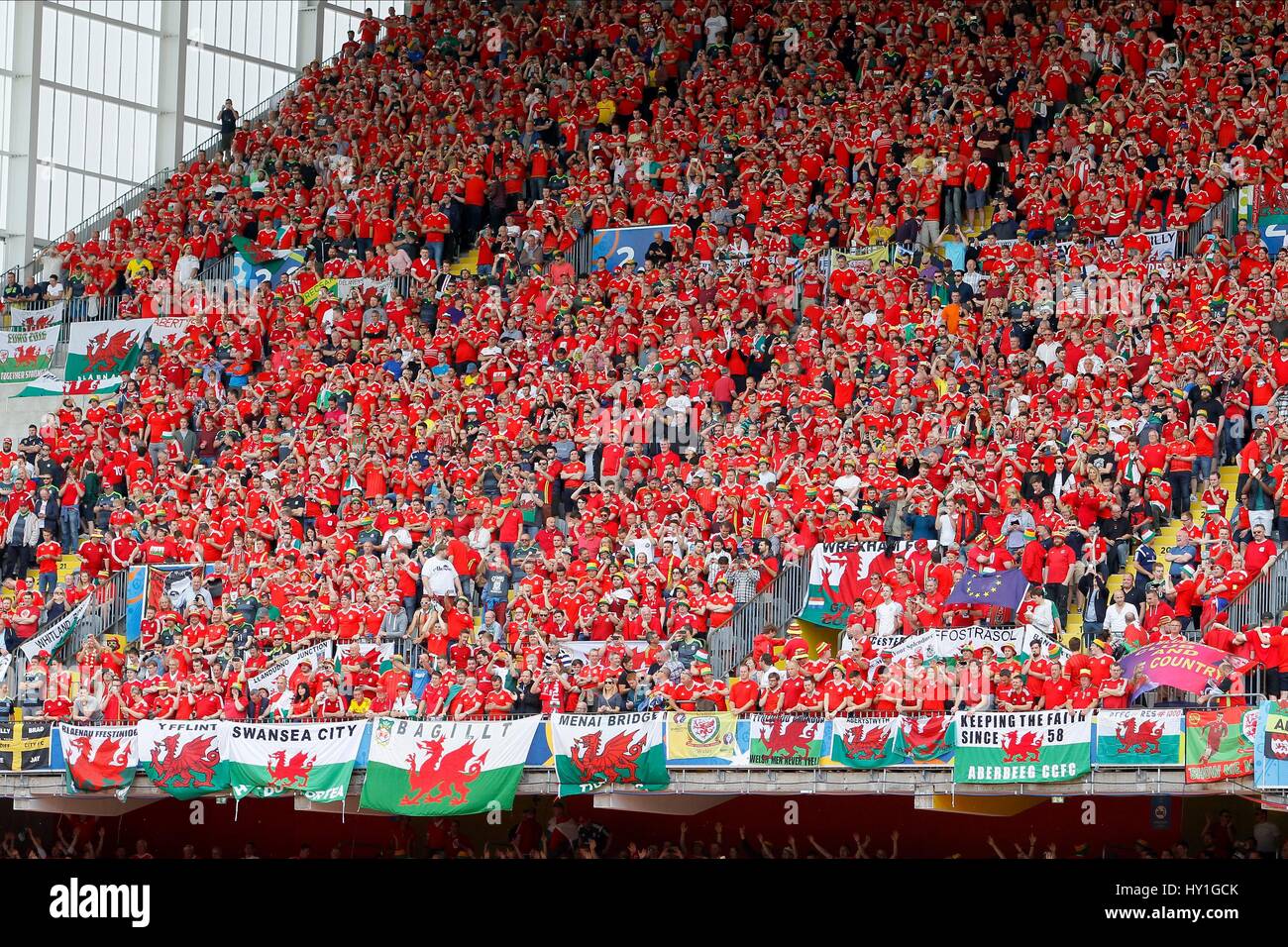 WALES FANS IN THE STADIUM ENGLAND V WALES STADE FELIX BOLLAERT-DELELIS LENS FRANCE 16 June 2016 Stock Photo