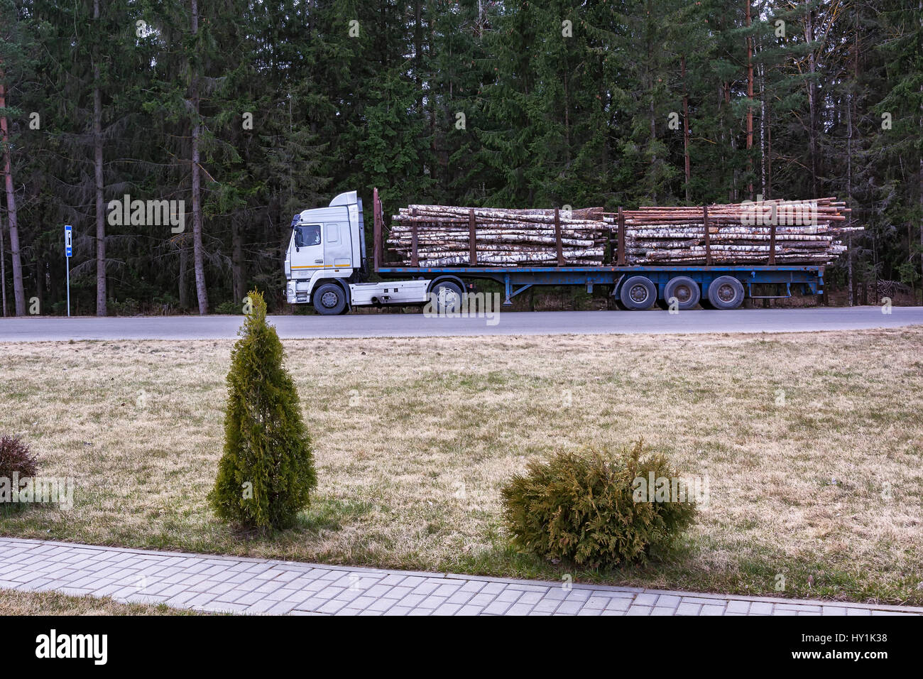 Log truck hi-res stock photography and images - Alamy