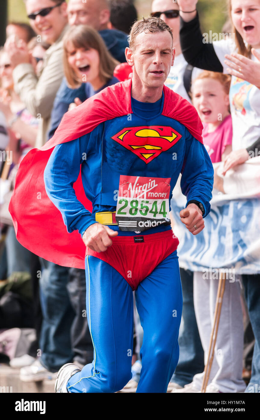 https://c8.alamy.com/comp/HY1M7A/london-marathon-charity-male-runner-dressed-as-superman-HY1M7A.jpg
