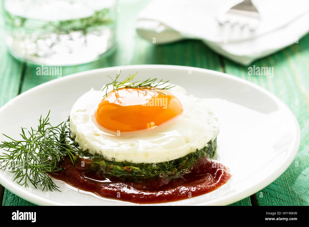 Creamy spinach with fried egg. Healthy breakfast Stock Photo - Alamy