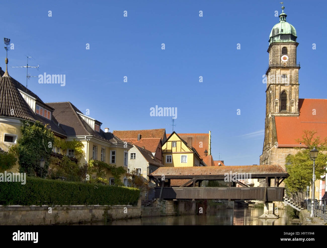 Blick ueber den Fluss Vils auf die St. Martins Kirche in der Alstadt von Amberg in Bayern. Stock Photo